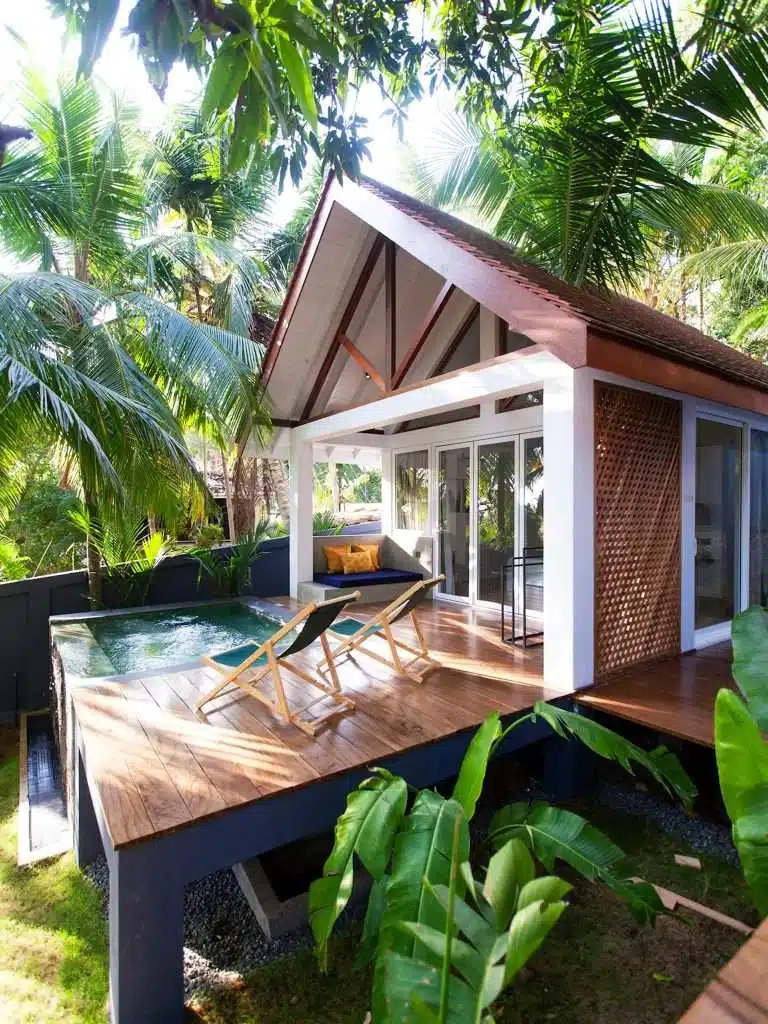 Sam and Lola's, Hiriketiya